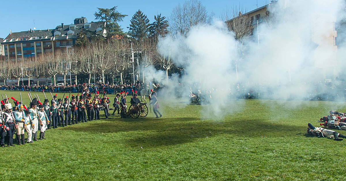 Los cañones retumbarán de nuevo en la Ciudadela y las calles de Jaca serán el escenario de las batallas entre las tropas españolas y el ejército napoleónico que la había tomado en 1814. Durante todo el fin de semana del 27 y 28 de mayo, un campamento de época se instalará en el interior del castillo y los que se acerquen hasta nuestra ciudad se verán trasladados a la Jaca del siglo XIX.