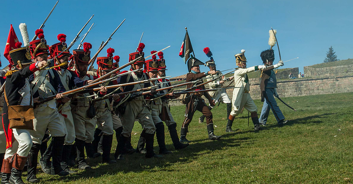 Los cañones retumbarán de nuevo en la Ciudadela y las calles de Jaca serán el escenario de las batallas entre las tropas españolas y el ejército napoleónico que la había tomado en 1814. Durante todo el fin de semana del 27 y 28 de mayo, un campamento de época se instalará en el interior del castillo y los que se acerquen hasta nuestra ciudad se podrán trasladarse a la Jaca del siglo XIX. 