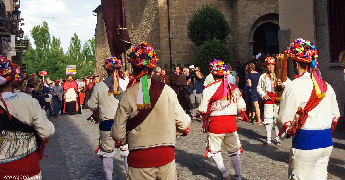 La tradicional romería a la Virgen de la Cueva, en Oroel, inicia el calendario de en la Diócesis de Jaca, para continuar en San Juan de la Peña y Yebra de Basa durante el mes de junio, entre otras. 