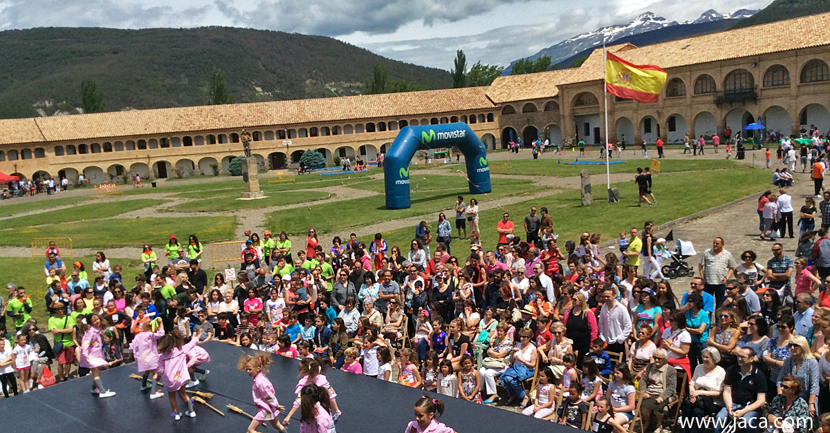 Iniciación a la escalada en panel, skyline y zancos de madera, manejo de pastillas de hockey hielo, tiro con arco, hexatlón, gimnasia rítmica, concurso hula-hop, acrobacias sencillas, juegos de calentamiento y juego con tela gigante... pero además talleres de danza moderna y clásica, “two ball”, circuito de habilidad en pendiente, fitball, puntería a porterías pequeñas y a zona delimitada, canasta a cubo, bolos y gol desde línea de fondo, circuito de biathlón, con tiro de carabina láser y carrera a pie... este domingo en la Ciudadela de Jaca.