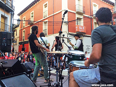 Natalia M. King será la encargada de abrir el escenario del Festival “Des Rives & des Notes” el viernes 23 de junio, combinando jazz, soul y Todas las tardes, a partir de las 19 h. en la confluencia de las calles Bellido y Gil Berges, podremos disfrutar de actuaciones de grupos locales dentro del ciclo “Senda en vivo” y además tendremos espectáculos pirotécnicos el domingo 25 y el jueves 29. .