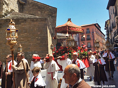 Jaca se viste de fiesta en honor de Santa Orosia y San Pedro 