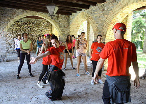 El flashmob que se rodó durante el pasado año cuenta con la participación de cientos de jacetanos que se dieron cita en los distintos escenarios del emblemático monumento para contar la historia de la piedra angular sobre la que se construyó la fortaleza.