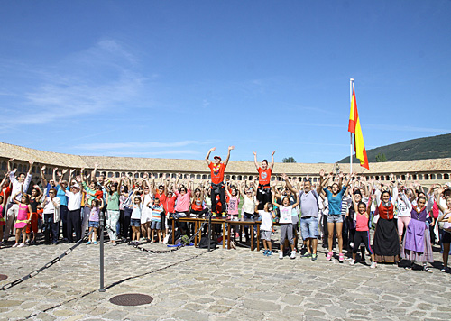 El flashmob que se rodó durante el pasado año cuenta con la participación de cientos de jacetanos que se dieron cita en los distintos escenarios del emblemático monumento para contar la historia de la piedra angular sobre la que se construyó la fortaleza.