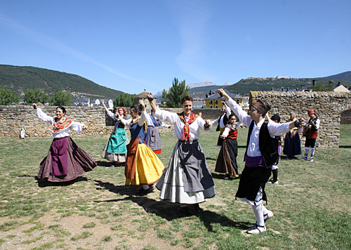 El flashmob que se rodó durante el pasado año cuenta con la participación de cientos de jacetanos que se dieron cita en los distintos escenarios del emblemático monumento para contar la historia de la piedra angular sobre la que se construyó la fortaleza.