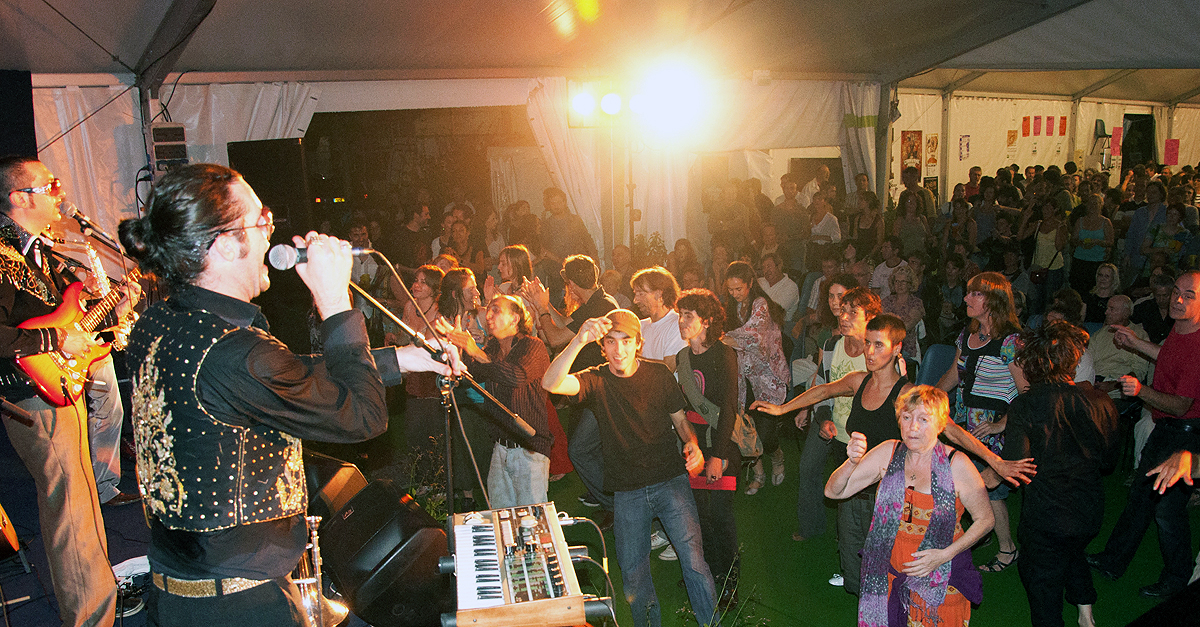 Además de estas actuaciones, tendrán lugar actividades paralelas como el concierto de los alumnos de “Cordeliers” el 22 de junio, o los conciertos gratuitos del OFF du Festival Jazz à Oloron, las animaciones musicales en la calle o cine. 