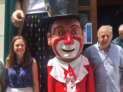 Jaca homenajea al payaso Marcelino con un "cabezudo"