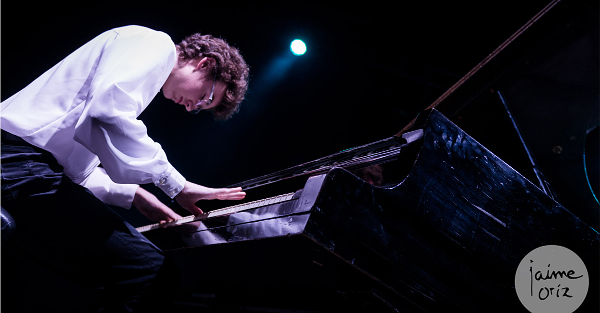 Noel Redolar. Este joven músico zaragozano, de tan solo 16 años de edad, comenzó sus estudios de piano clásico a los 5 y, a día de hoy, acumula ya más de veinte premios nacionales e internacionales en esta disciplina, que ahora compagina con el jazz. Estará acompañado de Alonso Martínez, guitarra eléctrica, Senda Romero, contrabajo y bajo eléctrico, y Quique Casanova a la batería.