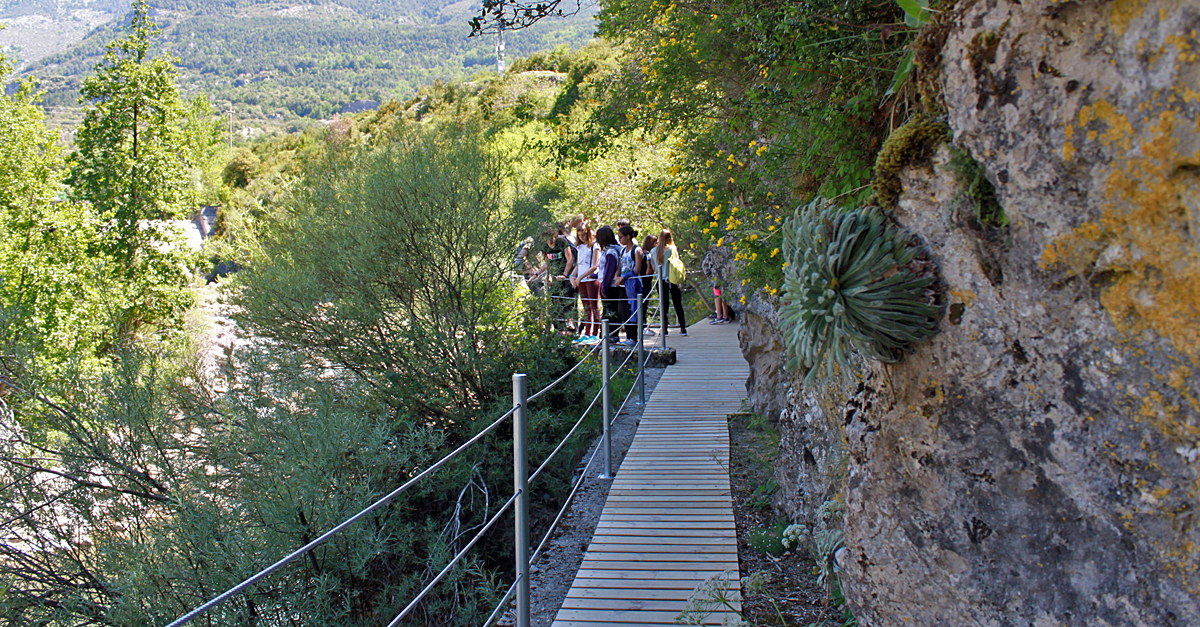 Con este nuevo paseo, que se ha puesto en marcha esta semana, Villanúa busca acercar al público la cara desconocida del río Aragón ya que el único acceso posible a esta zona es a través de esta pasarela de madera. 