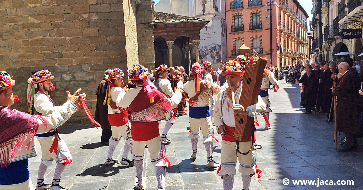 Durante los próximos meses los Bailadores de Santa Orosia celebran los 400 años de la primera referencia documentada sobre sus bailes, de 1623. Cuatro siglos de devoción y folclore en torno a la figura de la patrona de Jaca con dos dances (castañuelas y palos) que contribuyen, sin duda, a que romerías, ritos y tradiciones estén en el corazón de jaqueses y visitantes y el conjunto, sea Bien de Interés Cultural.