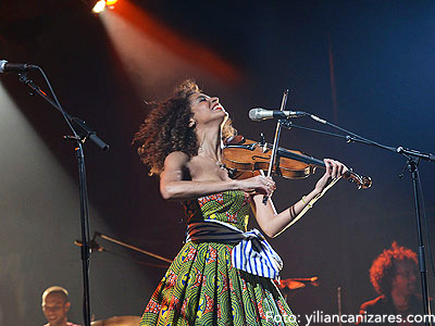 Yilian Cañizares 5tet con "Invocación”. Esta violinista de origen cubano ofrece un espectáculo en el que combina el latín jazz, su voz y una técnica prodigiosa con el violín y la improvisación para ofrecer una experiencia inolvidable. 