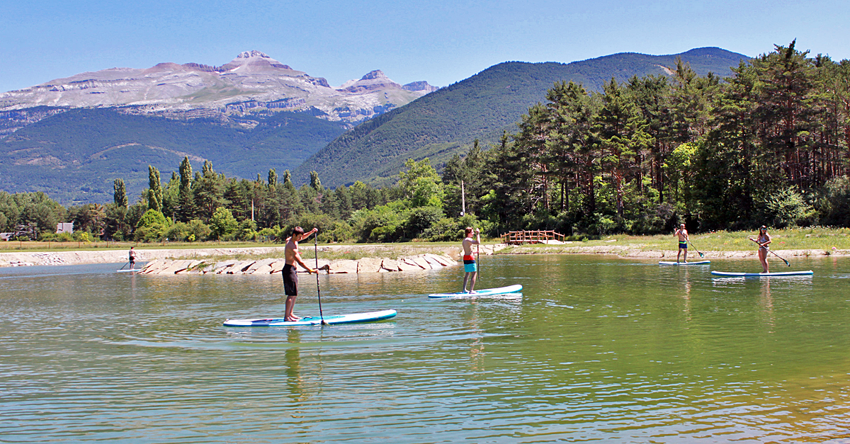 Este verano, en Villanúa, además de los circuitos de canoas se podrá practicar paddle surf y barca de remos en el lago artificial que se incorpora al Ecoparque: tirolinas, paseo en canoas, láser combat, tiro con arco 3D, fútbol-golf y, también como novedad, paseos en patinete eléctrico.