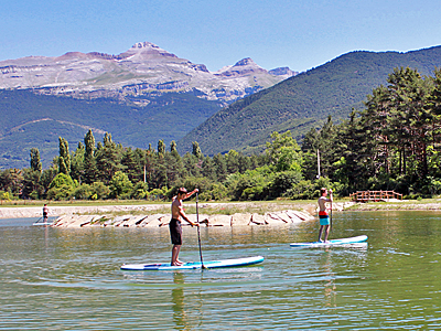 Villanúa incorpora los deportes acuáticos a su oferta, con la apertura del Lago del Juncaral