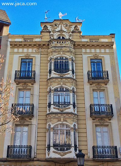 La visita guiada a la "Jaca Modernista", tendrá lugar los martes y jueves de verano. Parte a las 11 desde el Museo Diocesano y no requiere reserva (aunque hay retirar la entrada antes de las 11). Tiene una duración de 1 hora y 45 minutos y muestra el exterior de algunos importantes edificios de estilo modernista de Jaca en las calles Mayor y del Carmen, plaza del Marqués de la Cadena, Paseo de la Constitución y Avenida Primer Viernes de Mayo. 