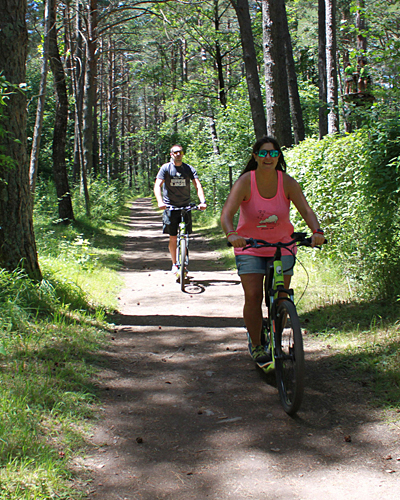 Este verano, además del lago, se ha introducido otra novedad que amplía las posibilidades de disfrute en el Ecoparque, los patinetes eléctricos. De momento, hay 7 modernos y cómodos patinetes de uso individual, equipados con un pequeño motor, que se pueden alquilar para realizar divertidos paseos por el Bosque El Juncaral. 