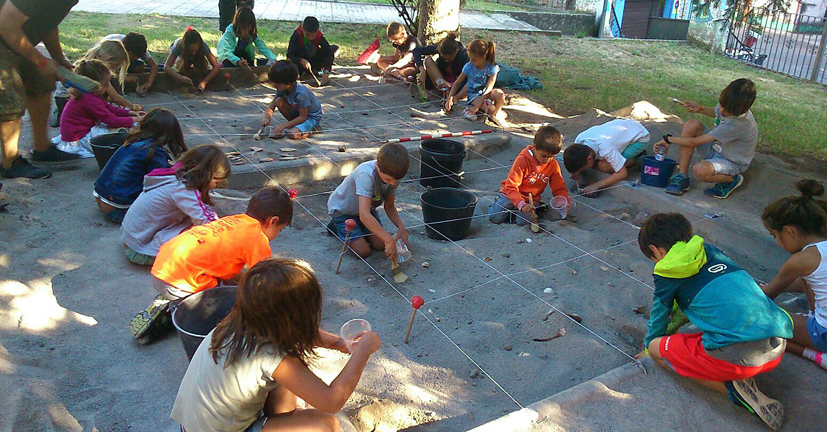 Este martes 25 comenzó la II Semana de la Prehistoria con una gran afluencia de público infantil. El objetivo de este programa, que se inició el pasado verano, es que los pequeños comiencen a introducirse, mediante el juego y el entretenimiento, en la historia de la cueva de Las Güixas y que conozcan, a través de talleres y otras actividades, los distintos usos que ha tenido la gruta a lo largo de los siglos y los modos de vida que desarrollaron sus habitantes. Además, el programa, coordinado por Turismo Villanúa, la Cueva de Las Güixas y El Eventario, es una interesante y divertida manera de familiarizarse con el mundo de la historia y la arqueología en general.