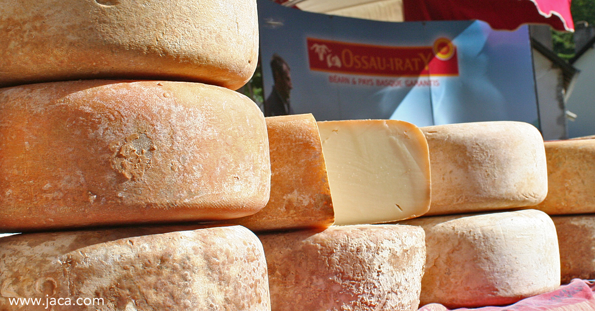 La Fête du Fromage del vecino Valle de Aspe es ya una cita ineludible para los amantes del queso. El próximo domingo 30 de julio, más de 90 productores y artesanos expondrán sus productos en las calles y plazas de la localidad en una jornada festiva que propone también: degustaciones y concursos, demostraciones de esquileo y de fabricación de queso, animación musical y bailes, juegos para los niños y exposiciones… 