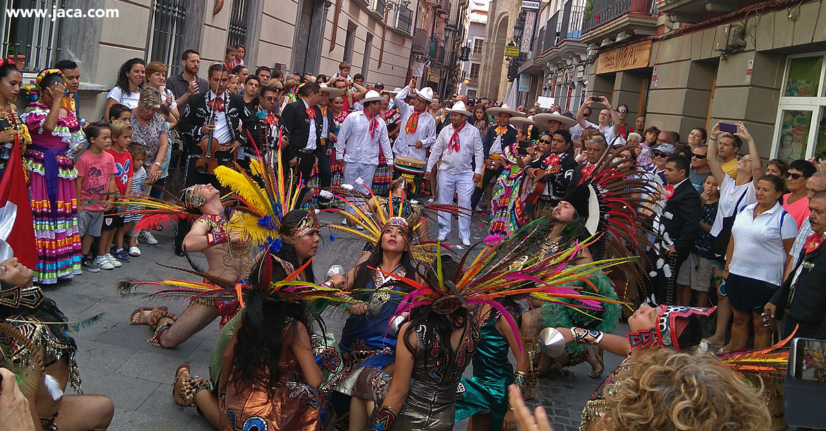 Por la tarde, a las 17 h, tendrá lugar la primera de las charlas-coloquios "Conócenos" que se desarrollarán en el Salón Rosa del Casino de Jaca (aforo limitado) y a partir de las 19.30 comenzarán las actuaciones "Un Planeta de Ritmos" en el Palacio de Congresos. También seguirán los pasacalles a partir de las 19 h.