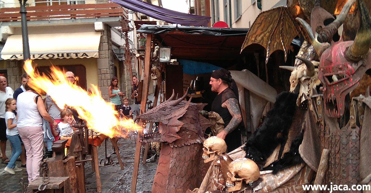 El mercado medieval de Jaca volverá a tomar las calles y plazas del centro histórico con tres ambientes que recrearán las culturas cristiana, musulmana y hebrea. Animación callejera, gastronomía y artesanía y oficios para una de las citas más concurridas del mes de agosto jaqués.