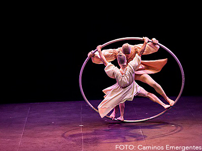 La siguiente actuación será el viernes, de nuevo a las 18.30 h en la plaza Biscós, con “Caminos emergentes”. Este es un dispositivo del proyecto “De Mar a Mar” que ofrece actuaciones de los artistas integrantes (en rotación) en el territorio hispano-francés. En esta ocasión serán ocho los artistas que participarán en la actuación de Jaca.