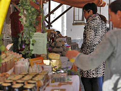 Este sábado, en Villanúa, mercado agroalimentario del Pirineo y aniversario de la Cueva de las Güixas