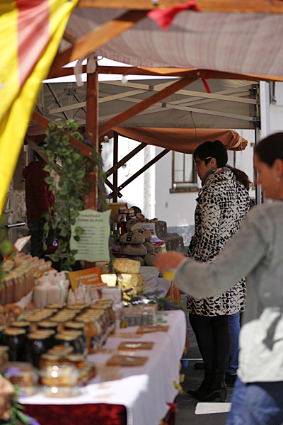 En el mercado se podrá disfrutar durante todo el día de la variada oferta que incluye desde aceite ecológico a vino, pasando por repostería, azafrán, embutidos, carne y más productos de la zona. Para saber cómo consumirlos, tenemos la posibilidad de participar en alguno de los dos showcookings que tendrán lugar en el Gastroespacio de Villanúa (12:30 y 17:00)en los que nos mostrarán cómo preparar un plato con los ingredientes de los puestos del mercado (20 plazas por sesión).