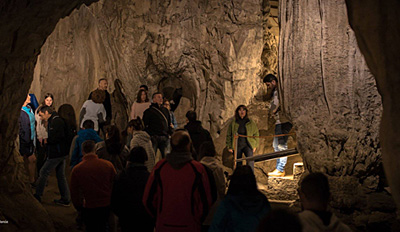 visitar la gruta con Nacho Navarro (colaborador del programa “Cuarto Milenio”, que dirige Iker Jiménez) para descubrirla a través de un “Viaje al inframundo”, que mostrará el lado más oscuro y misterioso de Las Güixas. Será un aperitivo de Halloween, ya que se celebrarán los días 28 y 29 de octubre, con dos pases por jornada, a las 11.00 y 12.00 horas; requerirá inscripción previa en la Oficina de Turismo y su coste es de 12 euros.