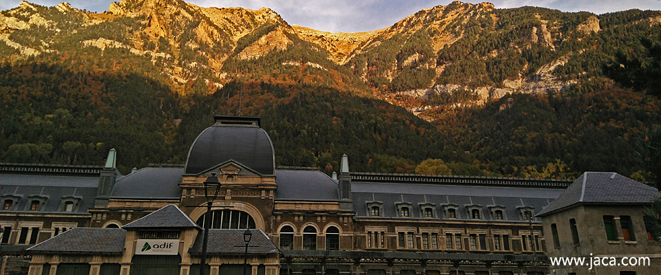 Visita la Estación Internacional de Canfranc y descubre su espectáculo nocturno de luz y sonido