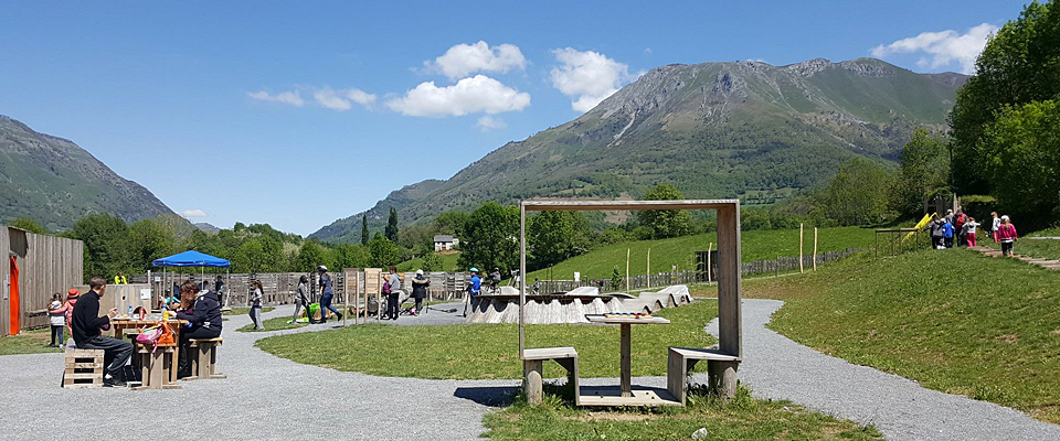 Jaca y su entorno nos ofrecen un sinfín de posibilidades para disfrutar del próximo puente de octubre: visitas imprescindibles como la Ciudadela, la Estación de Canfranc o la Cueva de las Güixas, paseos por bosques otoñales y el Camino de Santiago, gastronomía, actividades con niños, paseos a caballo, espacios faunísticos como el de Borce (con osos, sarrios, marmotas...), juegos y recorridos sensoriales para toda la familia en Ludopía... ¿te vienes a la Jacetania, en Pirineos?