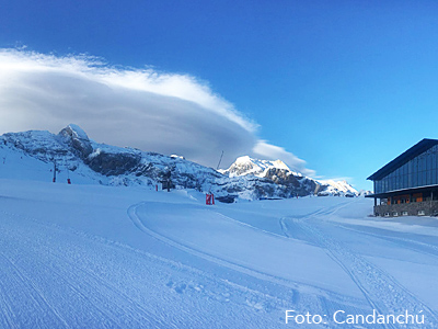 Tras la apertura de Le Somport el sábado 2 y de Astún (martes 5) y Candanchú (miércoles 6) esta semana, los centros invernales más próximos a Jaca han dado por iniciada la temporada de esquí 2017-2018. En el Valle de Tena, Formigal-Panticosa, también ha abierto hoy sus pistas.