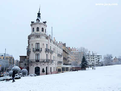 Jaca se ha despertado esta mañana de viernes cubierta de nieve, al igual que las estaciones de esquí del Valle del Aragón. Unas precipitaciones muy bien acogidas y que ya han supuesto el anuncio de la fecha de apertura de Astún, prevista para el próximo martes 5 de diciembre. 