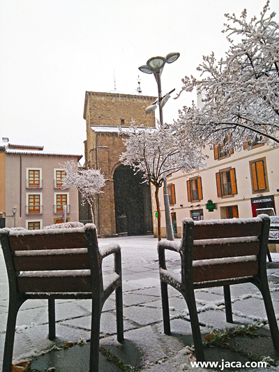 Jaca se ha despertado esta mañana de viernes cubierta de nieve, al igual que las estaciones de esquí del Valle del Aragón. Unas precipitaciones muy bien acogidas y que ya han supuesto el anuncio de la fecha de apertura de Astún, prevista para el próximo martes 5 de diciembre. 