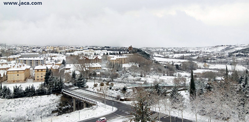Jaca se ha despertado esta mañana de viernes cubierta de nieve, al igual que las estaciones de esquí del Valle del Aragón. Unas precipitaciones muy bien acogidas y que ya han supuesto el anuncio de la fecha de apertura de Astún, prevista para el próximo martes 5 de diciembre. 