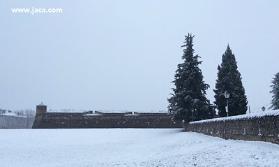 Jaca se ha despertado esta mañana de viernes cubierta de nieve, al igual que las estaciones de esquí del Valle del Aragón. Unas precipitaciones muy bien acogidas y que ya han supuesto el anuncio de la fecha de apertura de Astún, prevista para el próximo martes 5 de diciembre. 