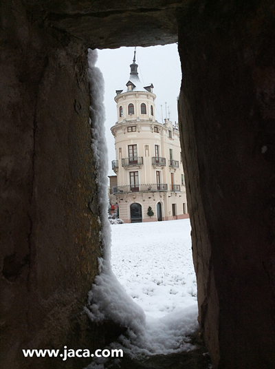 Jaca se ha despertado esta mañana de viernes cubierta de nieve, al igual que las estaciones de esquí del Valle del Aragón. Unas precipitaciones muy bien acogidas y que ya han supuesto el anuncio de la fecha de apertura de Astún, prevista para el próximo martes 5 de diciembre. 