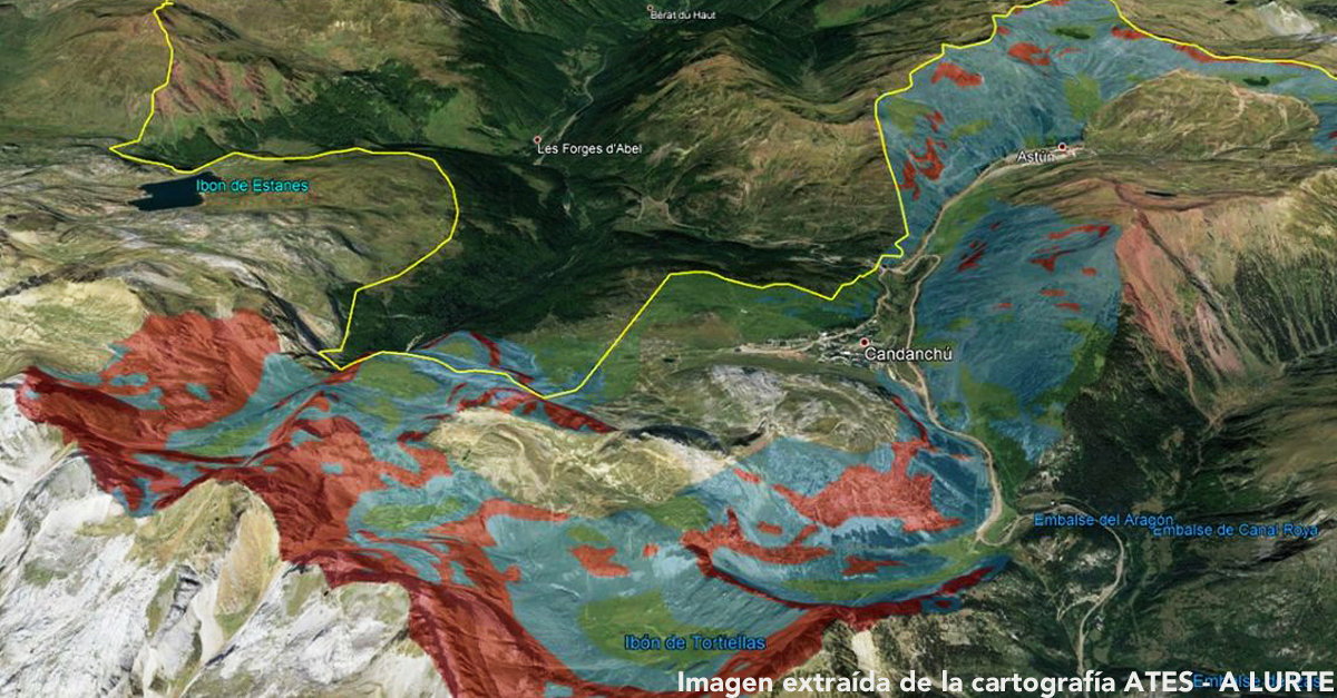 El Centro A LURTE de Canfranc acaba de publicar en su web la cartografía ATES (Escala de exposición de Terreno de Avalanchas) para el Valle del Aragón, una herramienta más para planificar nuestra actividad en montaña invernal que se basa en aquellos elementos de terreno que siempre son fijos, y los incluye gráficamente sobre un mapa –como si fueran diferentes capas– de modo que podamos visualizar como la confluencia de los mismos convierte dicho terreno en zona expuesta a avalanchas o no.  