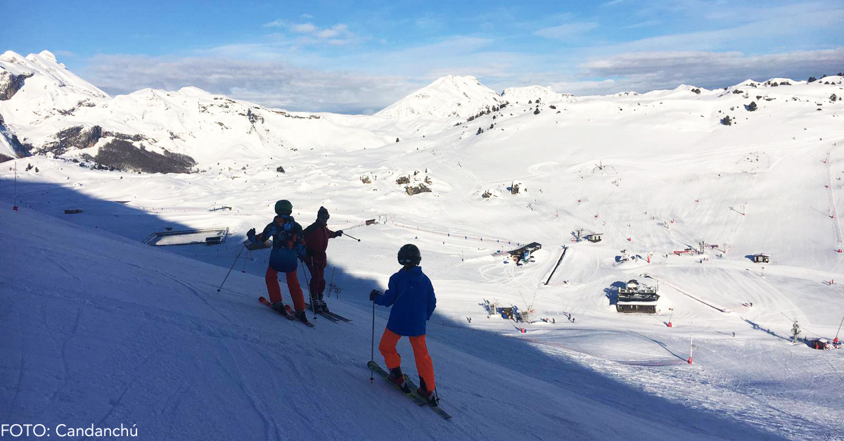 Tanto los centros de esquí alpino de Astún y Candanchú, en el Valle del Aragón, como los de esquí de fondo (Candanchú, Le Somport, Linza) hacen de la Jacetania un lugar ideal para la práctica de los deportes de invierno. Para uso turístico, también podremos acudir a Lizara y Oza-Gabardito.