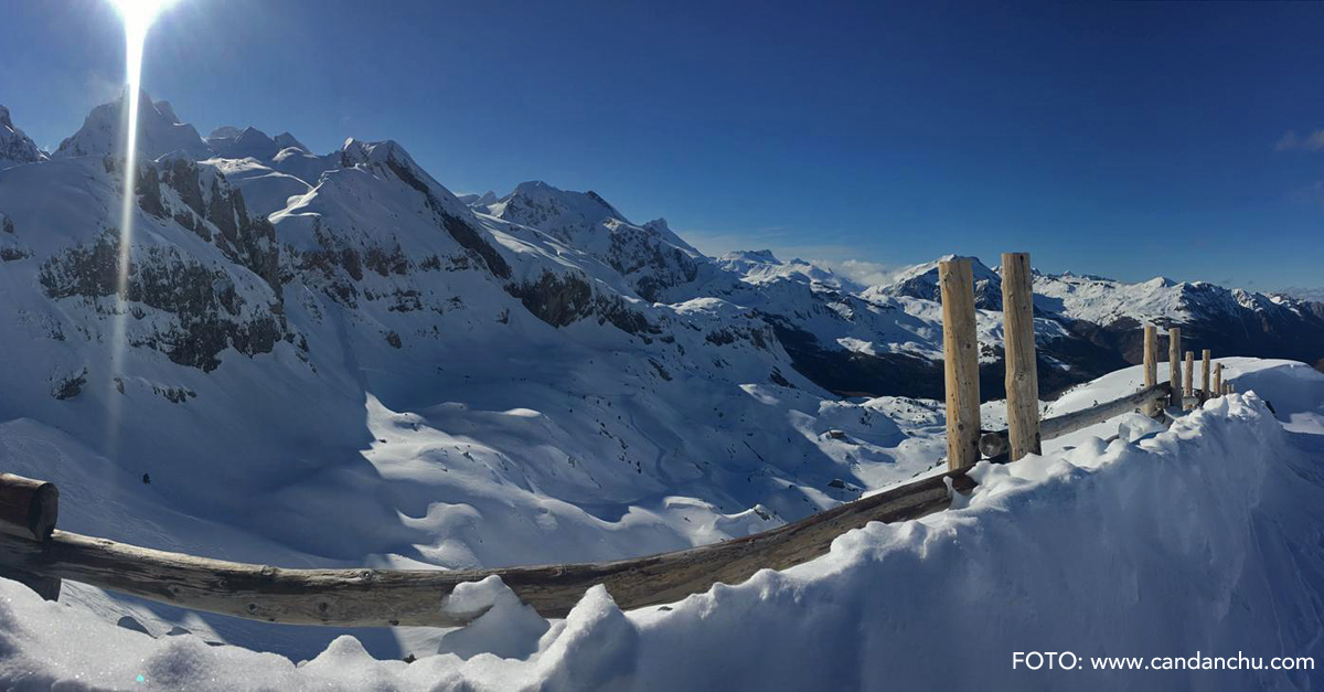 Si prefieres disfrutar del esquí, la cercanía a las pistas de Candanchú, Astún, Formigal y Panticosa hacen de Jaca el centro neurálgico de los deportes de invierno en España. Si prefieres un paseo con raqueta, puedes realizarlo en el Espacio Nórdico de Somport (en pleno Parque Nacional de los Pirineos), ya sea por libre o contratando con la Escuela de Esquí Nórdico Somport. Allí también podrás alquilar el material y hasta trineos para los más pequeños.Y si lo tuyo es el patinaje sobre hielo, podrás disfrutarlo en las instalaciones del Pabellón de Hielo.