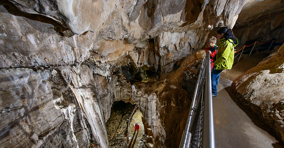 Más visitas guiadas a la Cueva de Las Güixas, juegos en Winterfun, gastronomía y pintura o las actuaciones de la Banda de Tambores y Bombos y la apertura del Polideportivo son algunas de las propuestas específicas para estos días..