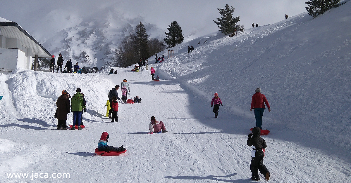 Nieve, patrimonio, montaña, cultura y tradiciones son algunos de los ingredientes de la Semana Santa en la Jacetania. Además de las estaciones de esquí y centros invernales, Jaca y su entorno nos ofrecen un sinfín de propuestas para todos: turismo en pareja, con amigos o con niños, gastronomía con sus tapas y pintxos, misterio, leyendas...