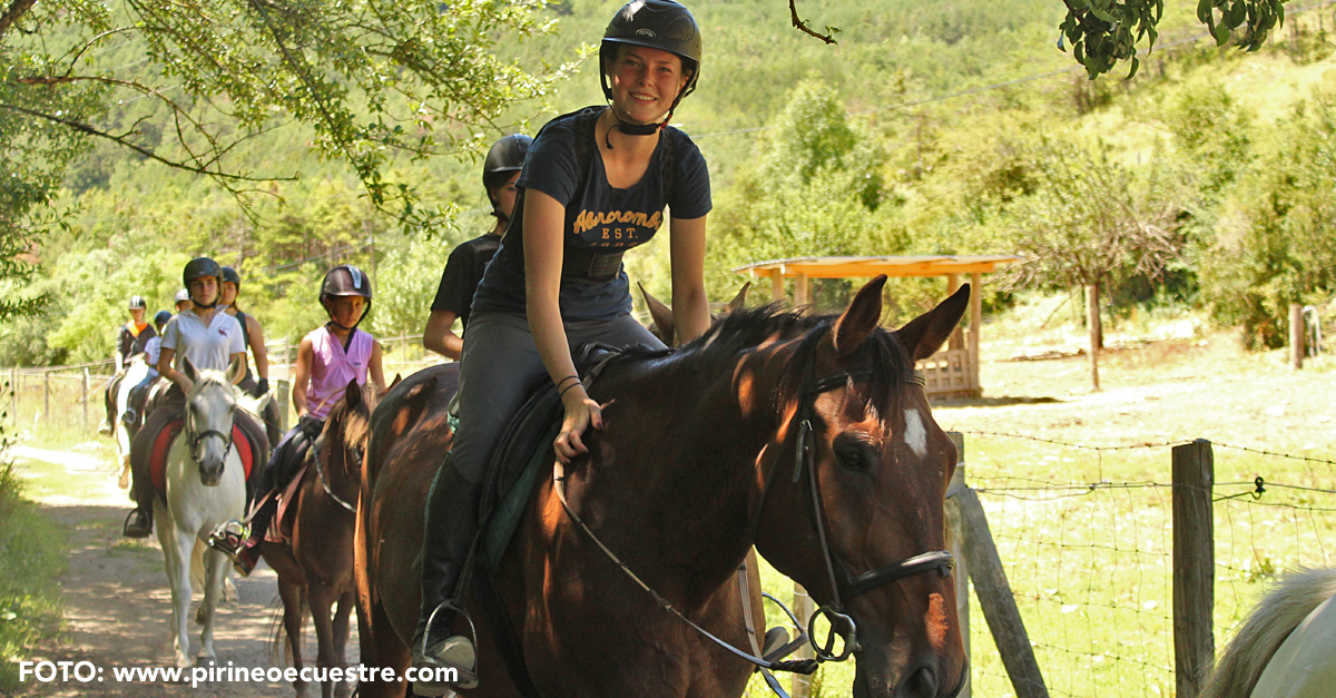 Aprende a montar a caballo, perfecciona tu técnica o recorre un tramo del Camino de Santiago  En el Centro Hípico de Pirineo Ecuestre, a 3 km de Jaca y en pleno Camino de Santiago, podremos disfrutar con sus ponis,dar un paseo o recibir clases de equitación, pasar un par de horas recorriendo un tramo del Camino de Santiago o descubrir los secretos de la equitación con el "bautismo ecuestre" en un entorno de excepción. Para esta Semana Santa han preparado un cursillo especial de 4 días (del 26 al 30 de marzo y del 2 al 6 de abril) que puede contratarse completo o por días sueltos con clase en pista y equitación de exterior.