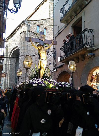 Declarada Fiesta de Interés Turístico de Aragón en el año 2011, es una de las grandes celebraciones de Pascua del Pirineo. Nueve cofradías y hermandades protagonizan sus procesiones , marcadas por la sobriedad y la belleza de sus pasos, algunos de ellos con más de 100 años de antigüedad... 