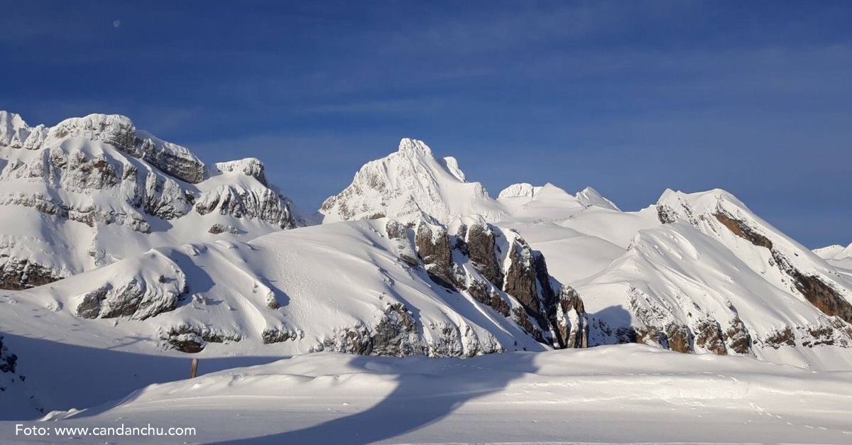 Las estaciones de esquí de Astún, Candanchú y Somport anuncian ya su cierre y nos encontramos en los últimos días de la temporada para disfrutar de la nieve, aún con magníficos espesores.