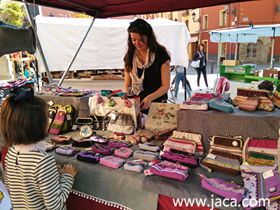 Ese será el día en que los artesanos y artistas de la Jacetania se instalarán en la plaza Ripa para ofrecernos una muestra de sus productos en una feria que volverá a repetirse el último fin de semana del mes, coincidiendo con el puente de mayo. El domingo, también, podremos disfrutar –como anticipábamos– de la actuación a las 12.30 h de los grupos de Burgos y “Uruel” de Jaca, en esa misma plaza.