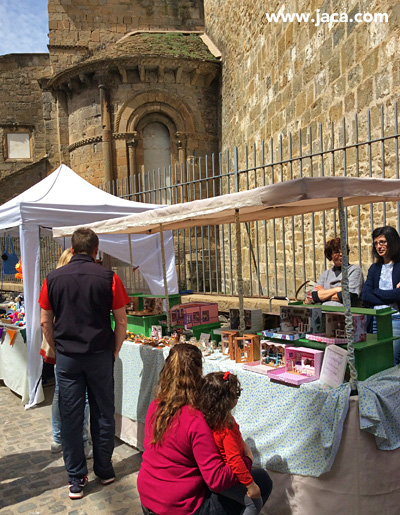 Con respecto a los mercados, desde el sábado 28 hasta el martes 1, la plaza Ripa acogerá una nueva edición del mercado de arte y artesanía y el sábado de 11.30 a 19 h, en Jasa se desarrollará una muestra de artesanía y antigüedades organizada por el mismo colectivo, Asoc. Arte y Artesanía de la Jacetania.