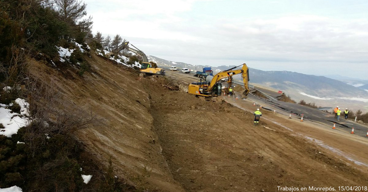 Tras el corte de la carretera el pasado viernes por las profundas grietas aparecidas, esos son los plazos que maneja el Ministerio de Fomento para poner en marcha un paso que permita salvar la zona afectada y en el que ya se está trabajando; asimismo se está estudiando una solución técnica definitiva para la zona. 