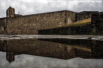 Ya tenemos ganadores del Concurso de Fotografía de la Ciudadela de Jaca  10/05/18 . Jaca   Han sido cerca de 72 las fotografías participantes en el concurso de fotografía de la Ciudadela de Jaca, en su edición 2018, entre las que han resultado galardonadas con el 1º premio, “Espejismo” de Ángel García, 2º premio “Acercándose” de Felipe Gracia , 3º premio “Espacio libre” de Teresa García y Premio popular para Eva Cebrian. Enhorabuena a todos.