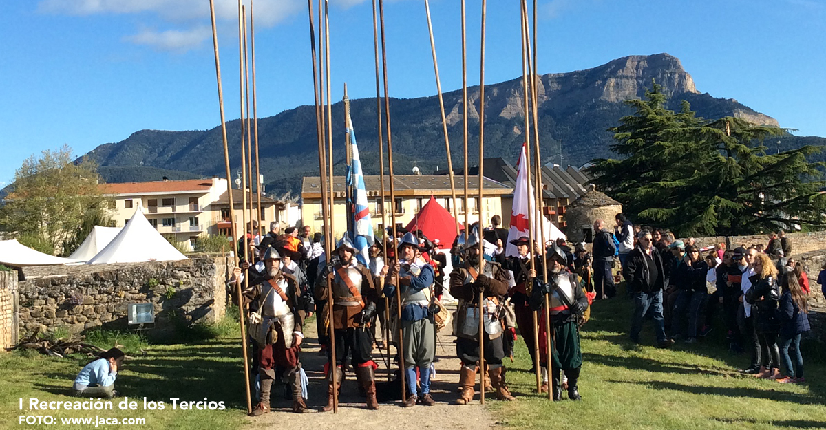 Los que acudan a la Ciudadela de Jaca estos días podrán visitar a la Inquisición en su tribunal, una mesa de reclutamiento para alistarte en los Tercios o tomarse un vino, seguramente rebajado con agua, en una Taberna. Un hospital a donde iban a parar aquellos que “jugaban” con armas blancas, si tenían suerte y exhibiciones de destreza. Para los niños, además, se ha previsto una guardería ambientada en la época.