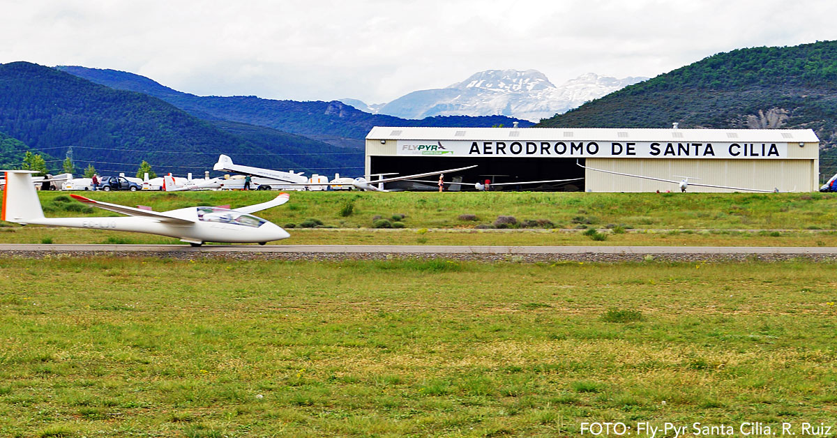 A las 12.00 horas, tendrá lugar el acto oficial, con presencia de las autoridades y a las 21.15 horas, se celebrará una cena abierta al público (las inscripciones se pueden realizar en el aeródromo).  Además, a las 19.45 horas tendrá lugar la actuación del grupo musical The Ladies. La Patrouille Swift colaborará en la jornada con una exhibición acrobática con pirotecnia desde las alas de los aviones y los aviones del Real Aeroclub de España realizarán exhibiciones acrobáticas durante toda la jornada.