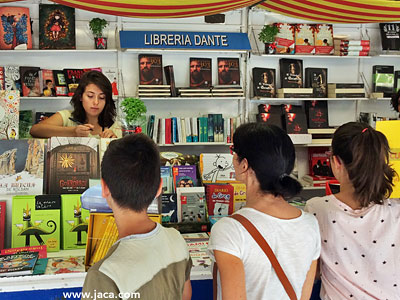 Un año más, y ya son diecinueve, la Feria del libro de Jaca reunirá a casi sesenta autores y veinte expositores con libreros, editoriales y asociaciones del jueves 26 al lunes 30 de julio. Conferencias, conciertos, firma de libros, talleres, recitales poéticos, teatro, cuenta cuentos y firmas de autores... Leer más